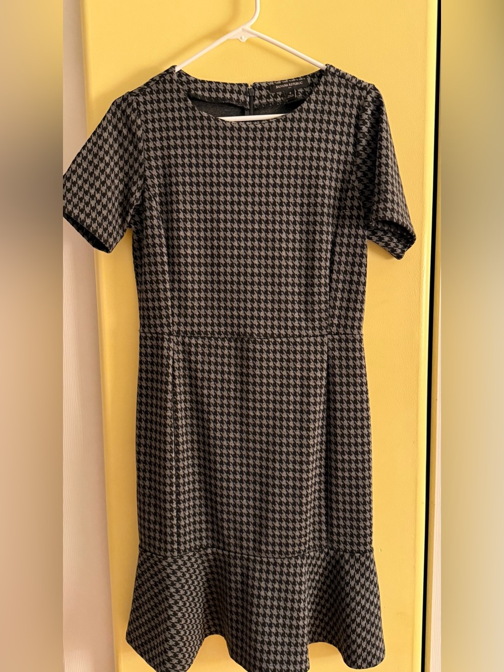 Banana Republic Black and Gray Houndstooth Midi Dress